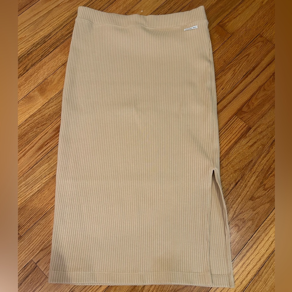 Knit ribbed skirt.